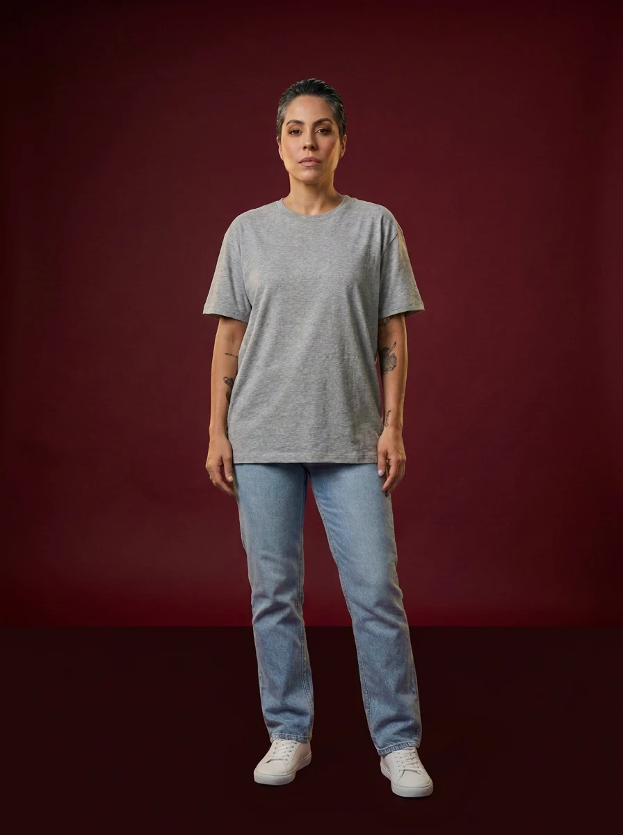 Aliny Simões de camiseta cinza e jeans, a imagem do dia a dia antes da Troca de Pele